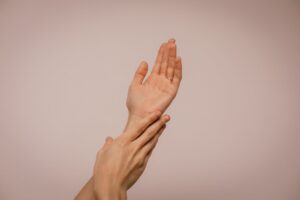 Как удалить следы с кожи рук и тела