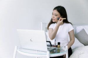 Как удалить свежее пятно от тонального крема